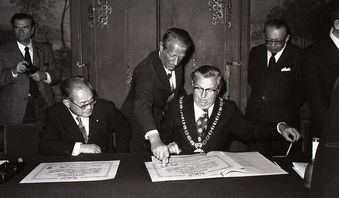 Signing the sister-city relationship treaty with L&uuml;neburg City