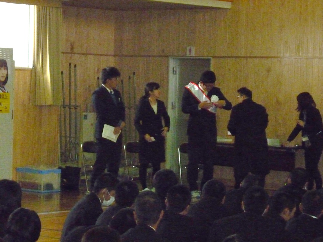演説前の模擬立候補した３人の教諭 
