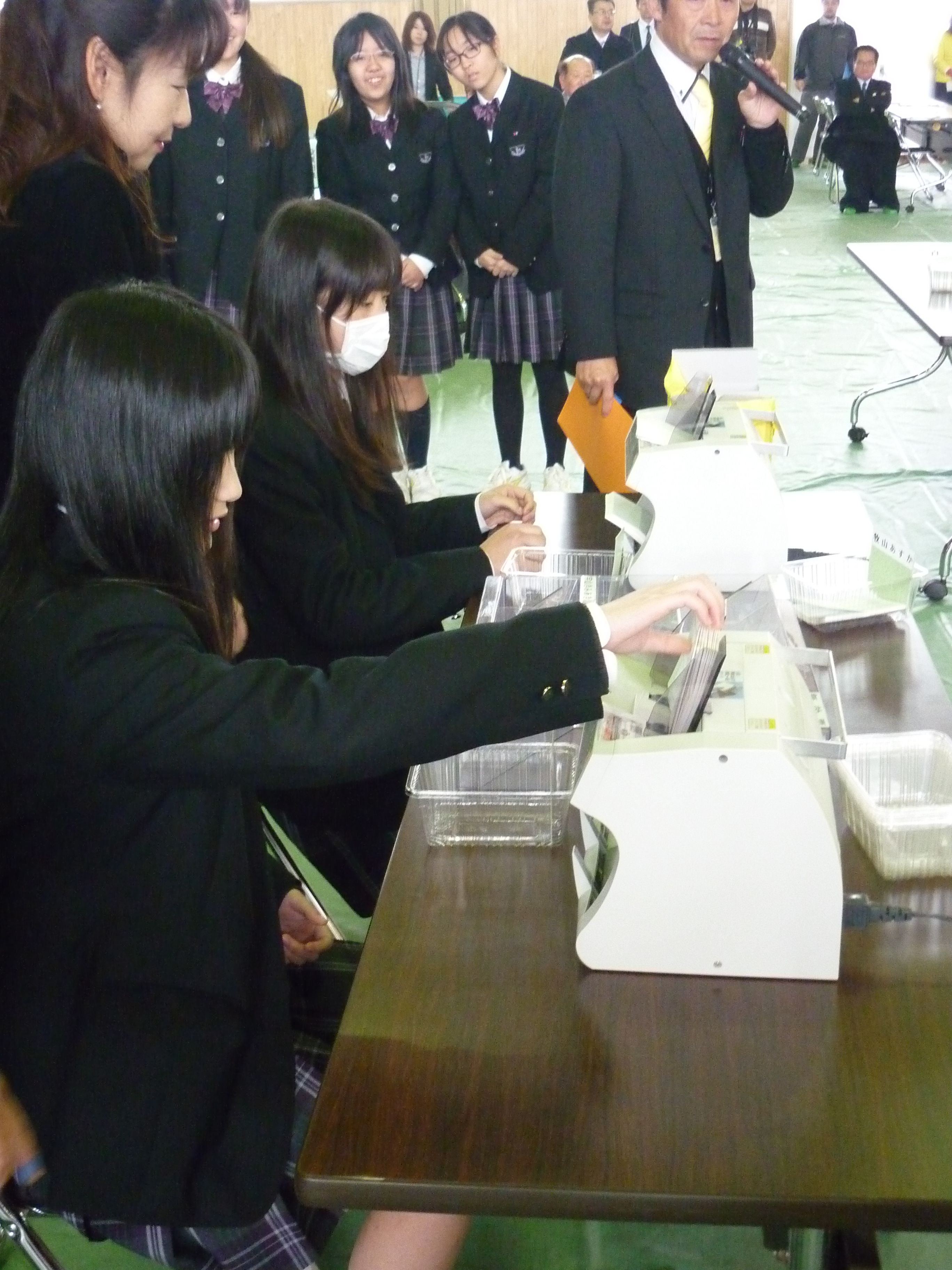 投票用紙を計数機かけると何？この速さ、すごい！