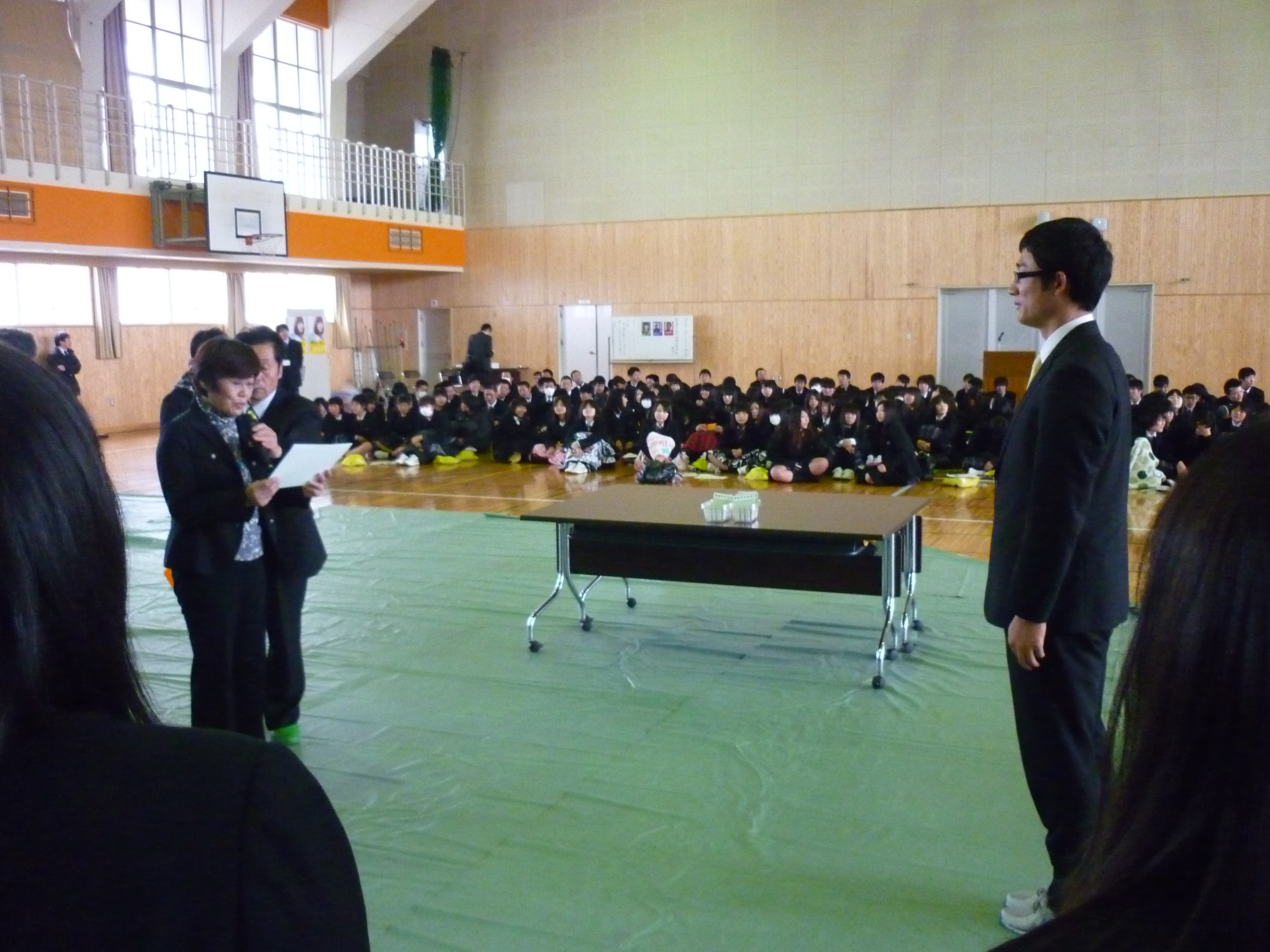 得票数の一番多かった候補者に鳴門市選挙管理委員会の金澤委員長から当選証書を授与される先生  