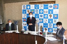 令和4年4月25日（月）「デジタル技術等を活用した行政事務改革に関する連携協定書」調印式　㈱ガバメイツ 代表取締役社長 別府 幹雄氏　㈱STNet 徳島支店長 小建 嘉浩氏（市役所）
