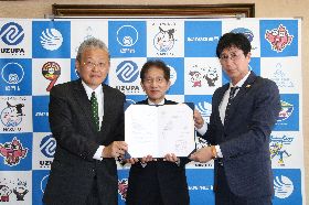 令和4年4月25日（月）「デジタル技術等を活用した行政事務改革に関する連携協定書」調印式　㈱ガバメイツ 代表取締役社長 別府 幹雄氏　㈱STNet 徳島支店長 小建 嘉浩氏（市役所）