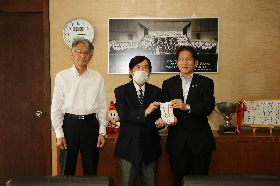 令和4年5月19日（木）鳴門市退職公務員連盟・鳴門市退職校長会　寄付金贈呈式（市役所）