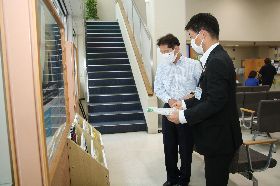 令和4年8月9日（火）鳴門まちなか絵本図書館登録店舗 タペストリー等贈呈（市内各事業所）